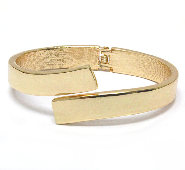 Architectural design plain curved metal bangle bracelet