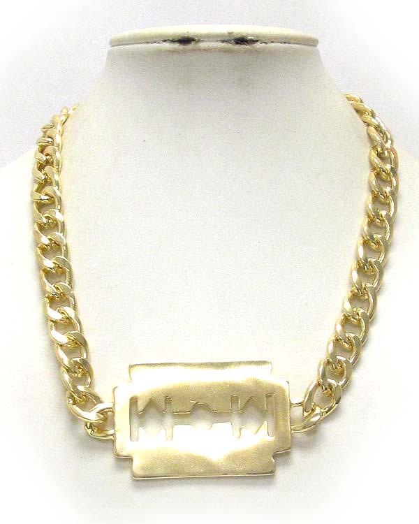 PLAIN METAL RAZOR PENDANT AND THICK CHAIN NECKLACE