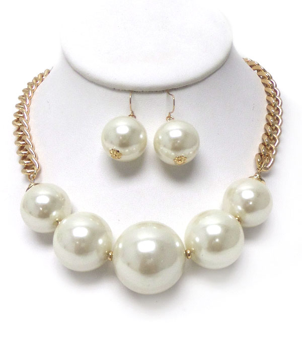 Five pearl metal chain necklace set