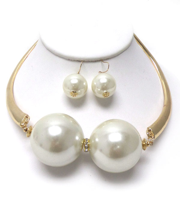 Two large pearl necklace set