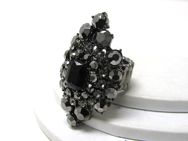 Multi crystal stud stretch ring