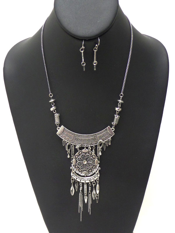 Metal charm necklace set