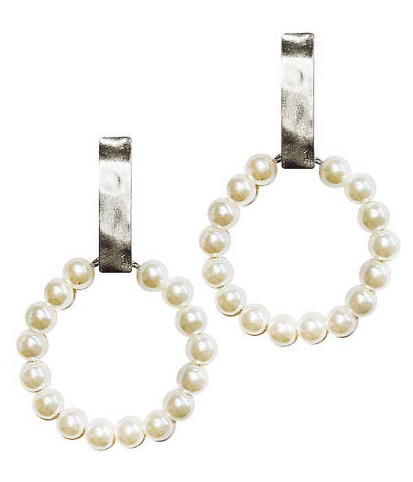 METAL BAR AND PEARL HOOP EARRING