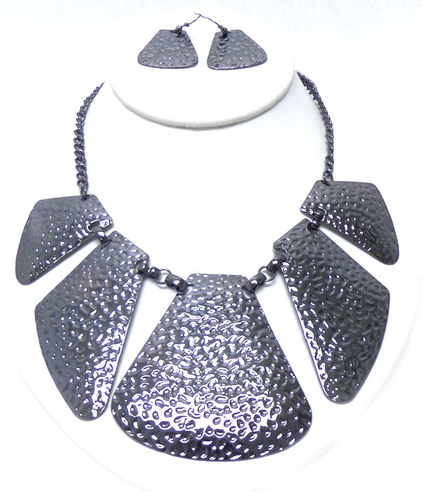 Five textured metal plates necklace set 