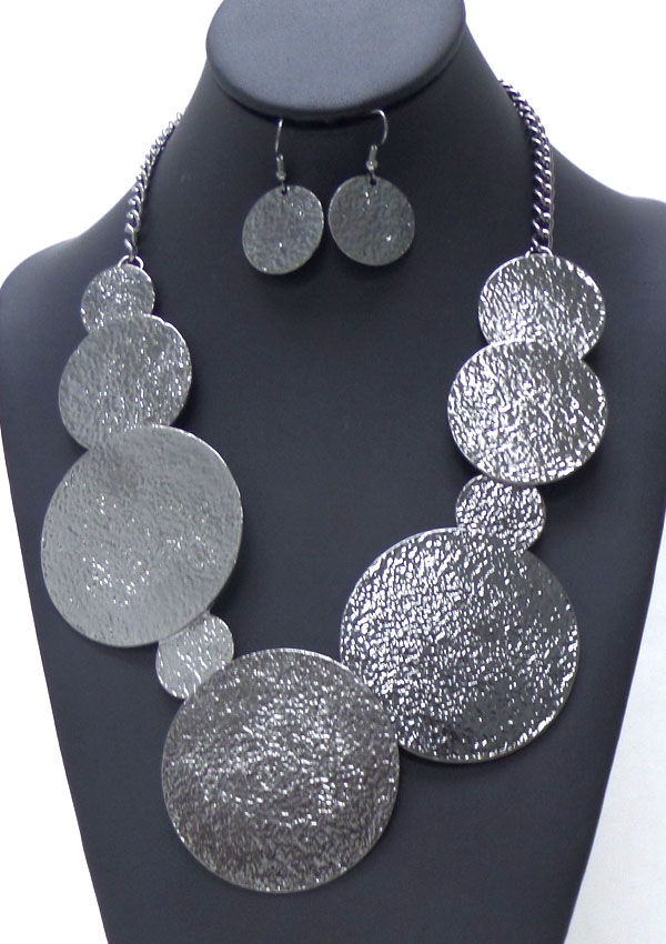 Nine multi size tetured metal disks necklace set 