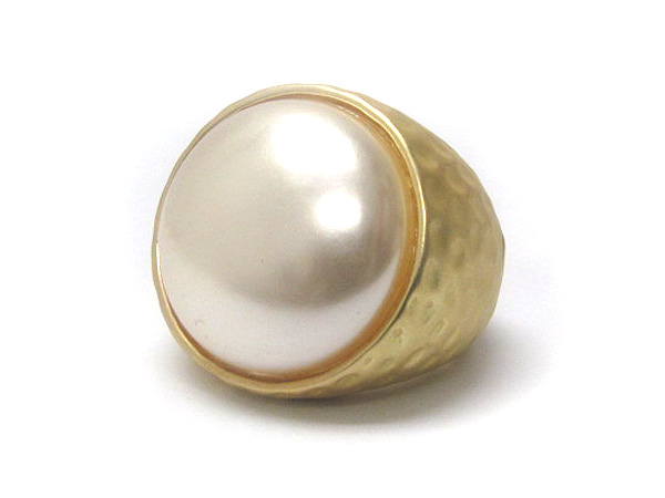 Round pearl and metal hammered stretch ring