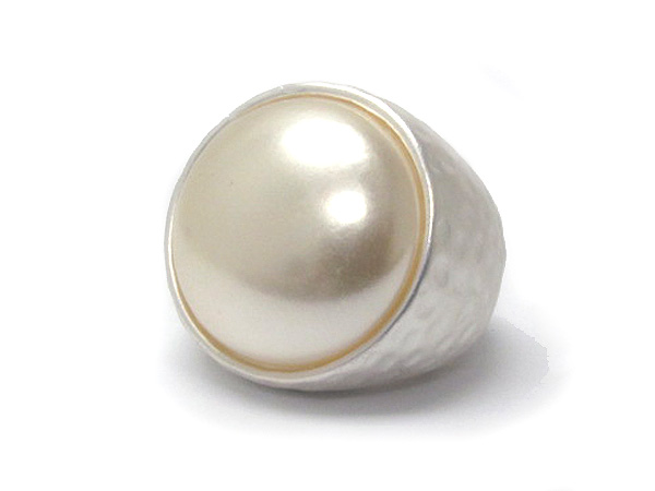 Round pearl and metal hammered stretch ring
