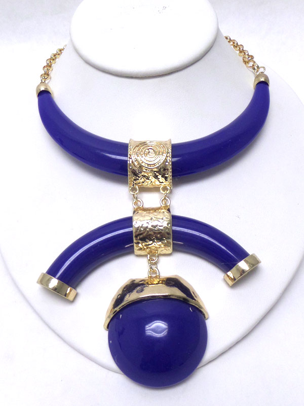 Metal and plastic necklace