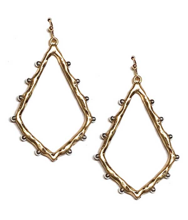 Metal dot diamond shape earring
