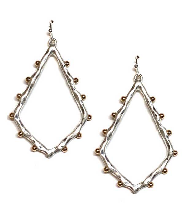 Metal dot diamond shape earring