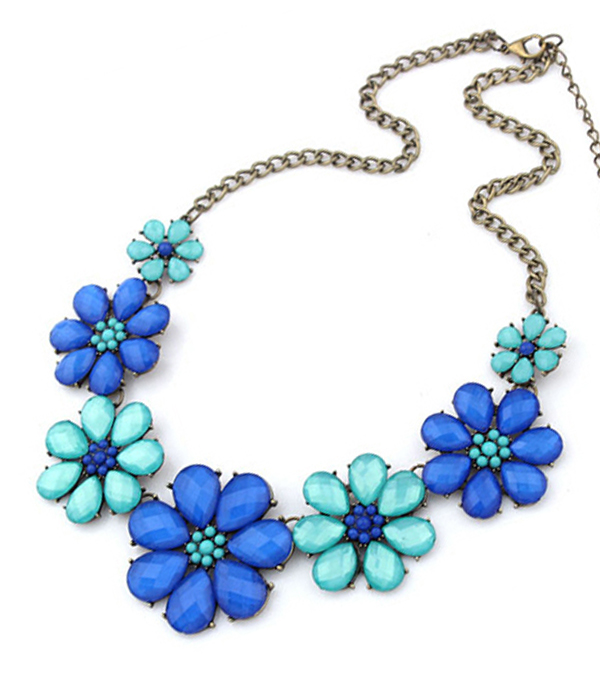 Crystal acryl flower bib necklace