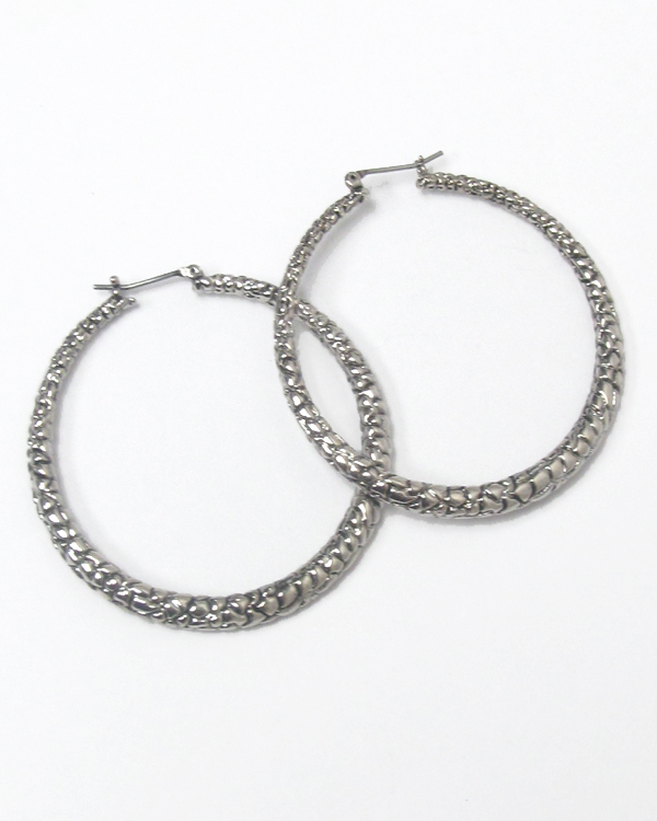 Metal textured hoop earrings 
