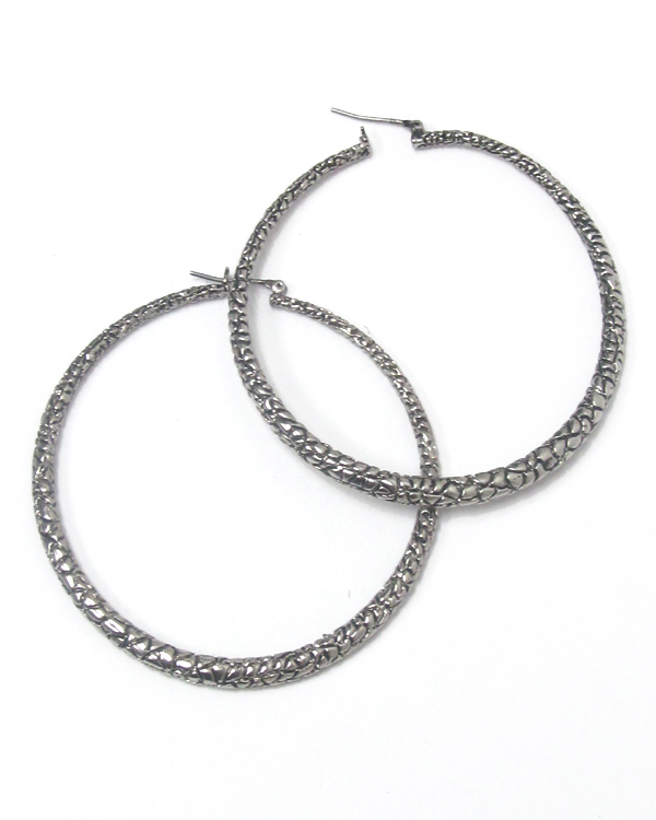 Metal textured hoop earrings 