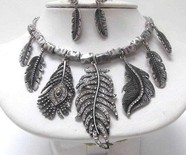 CRYSTAL MULTI SIZE METAL LEAF PATERN AND MULTI HAMMERED SMALL SQUARE DESIGNER STYLE PATERN NECKLACE EARRING SET