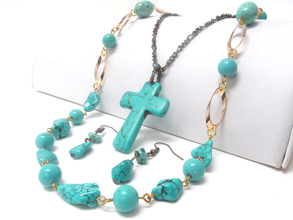 MULTI TURQUOISE CHIP STONE AND MULTI METAL OVAL DROP NATURAL STONE CROSS DROP FASHION CHAIN NECKLACE EARRING SET