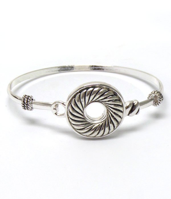 Designer pattern circle hook bracelet