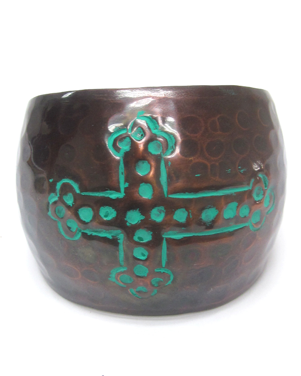 Metal hammered cross cuff bracelet