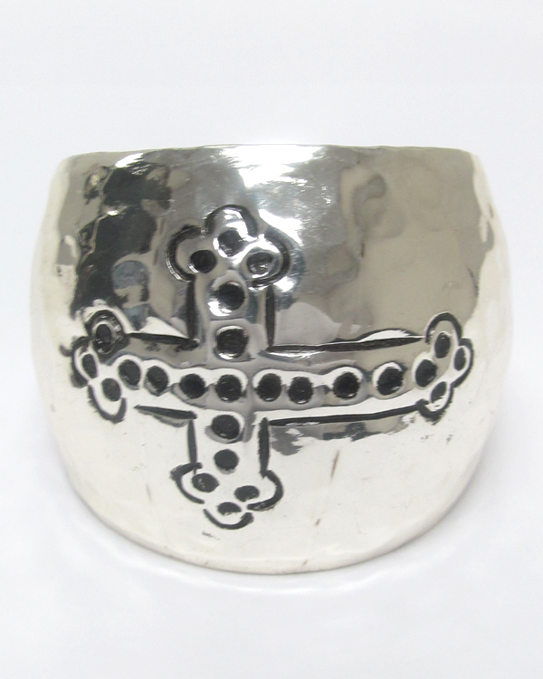 Metal hammered cross cuff bracelet 
