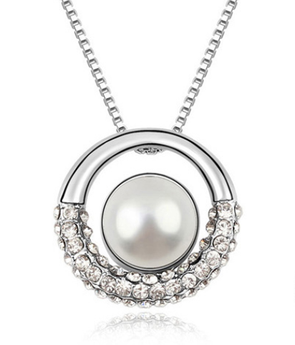 Pearl center crystal pendant necklace