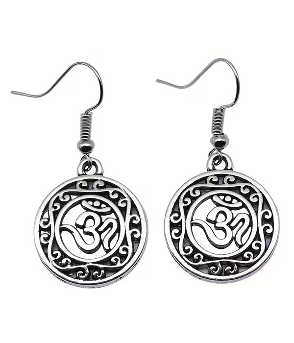 Retro om disc earring