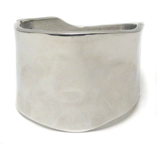 Wide metal hinge bangle bracelet