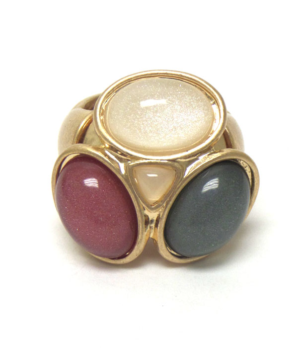 Three stone worn gold metal ring 