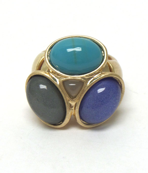 Three stone worn gold metal ring 