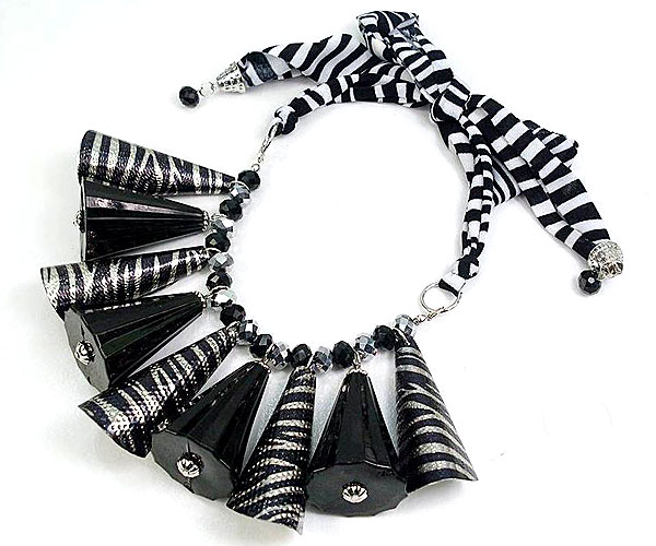 ZEBRA PATTERN FABRIC DROP FASHION ACRYL TRIANGLE BARS AND BEND DISK ZEBRA METAL PRINT AND CRYSTAL GLASS NECKLACE EARRING SET 