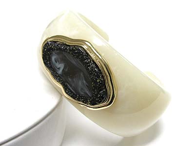 Natural shape acryl cuff bangle