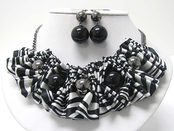 ZEBRA PATTERN CHIFFON AND METAL BALL NECKLACE EARRING SET