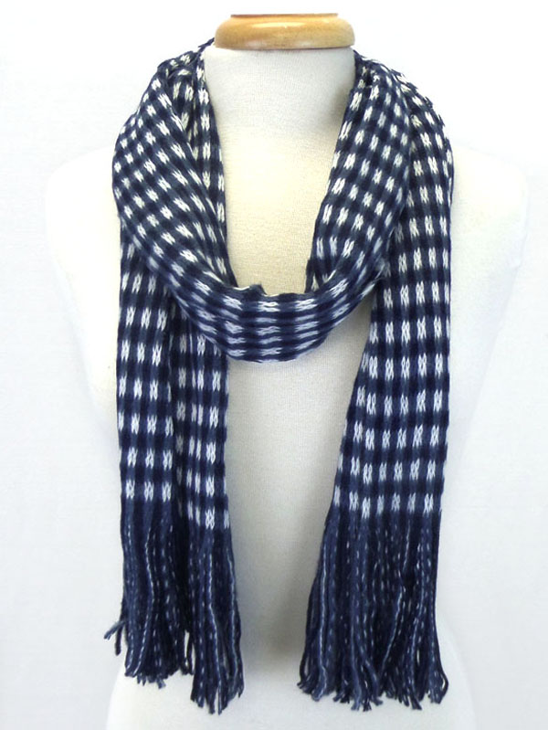 Plaid pattern and fringe scarf