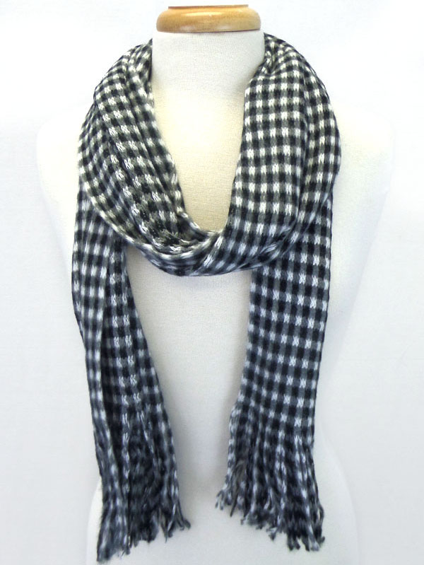 Plaid pattern and fringe scarf