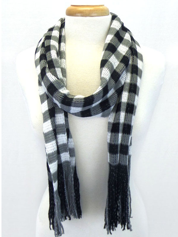 Plaid pattern and fringe scarf