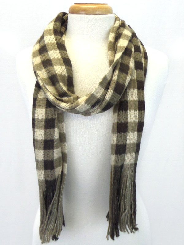 Plaid pattern and fringe scarf