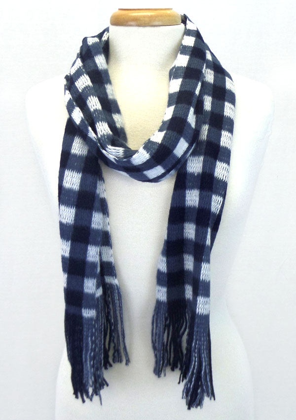 Plaid pattern and fringe scarf