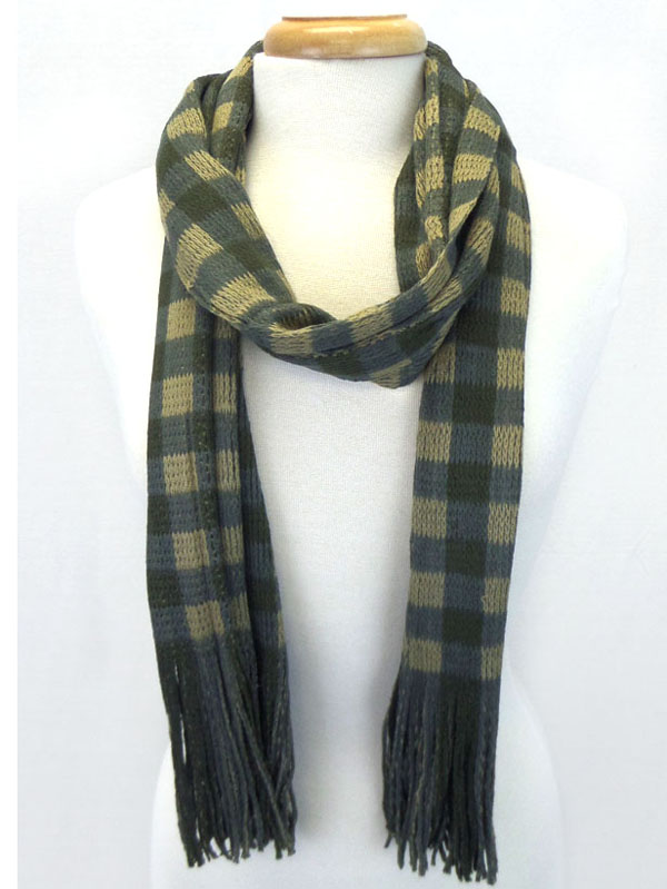 Plaid pattern and fringe scarf