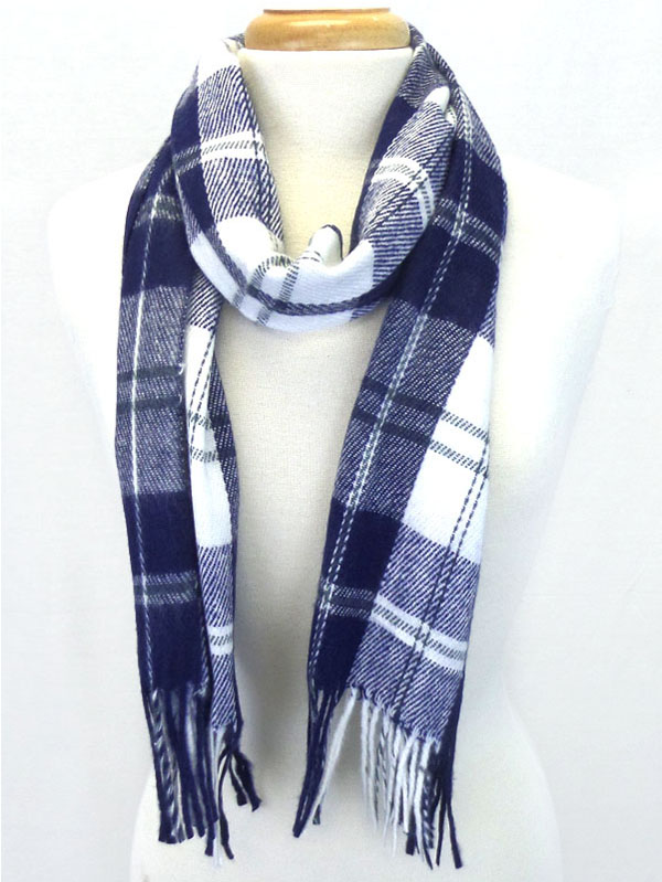 Plaid pattern and fringe scarf