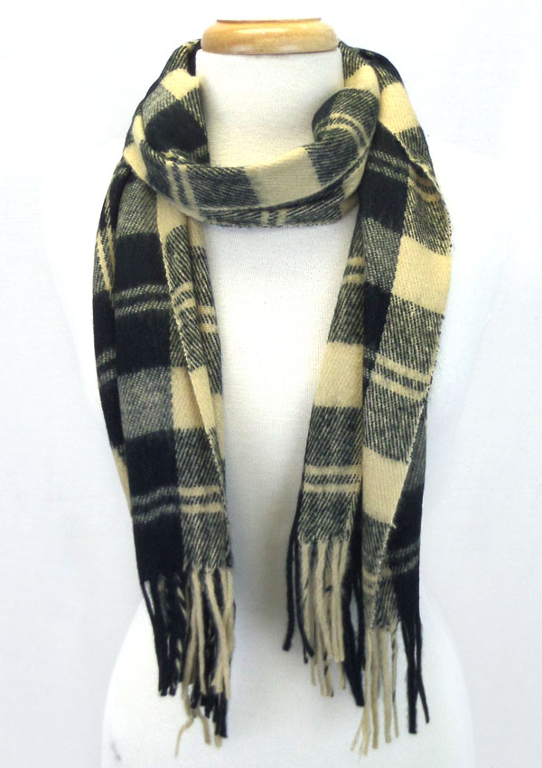 Plaid pattern and fringe scarf