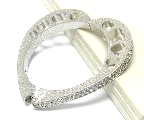 CRYSTAL SIDE HEART SHAPE THINE METAL HINGE BANGLE