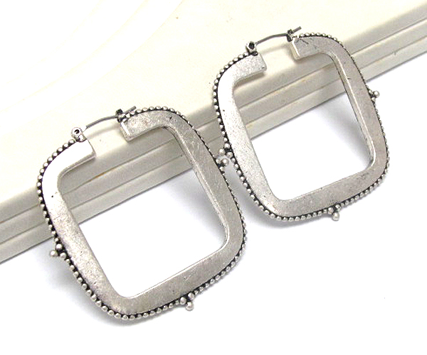 ANITIQUE METAL SQUARE EARRING