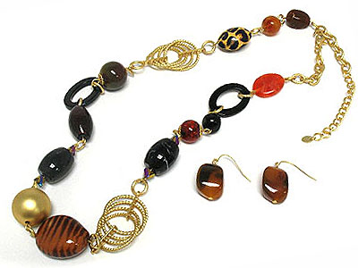 Animal skin pattern formica beads and genuine stone necklace and earring set