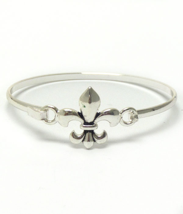 Fleur de lis metal bangle
