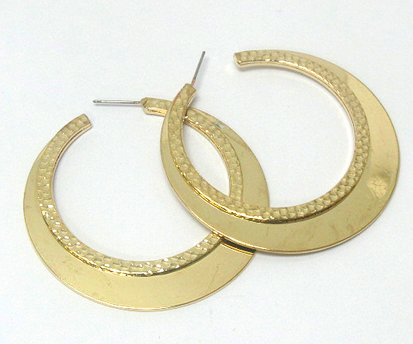METAL ROUND PEBBLE CUT OUT DESIGN FASHION EARRING