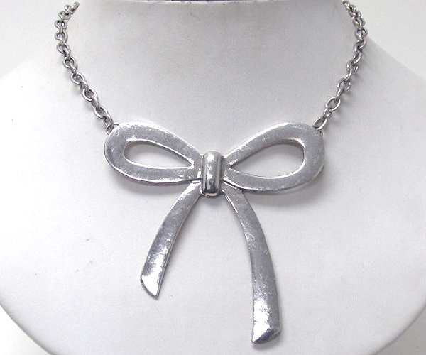 Large metal ribbon pendant necklace 
