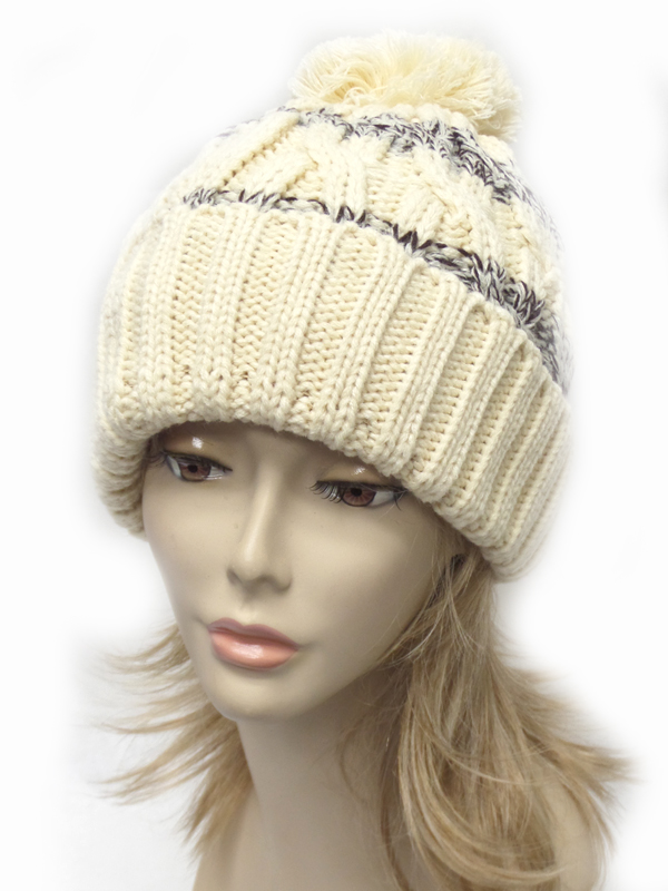 Crochet winter bienie with pom