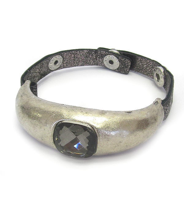 Metal with leather typy button bracelet