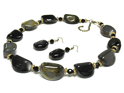 Figurin nugget and black crystal beads necklace and earring set