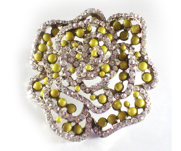 Crystal and acryl dot flower brooch