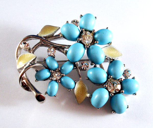 STONE AND CRYSTAL THREE FLOWER BROOCH