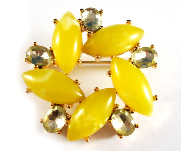 Crystal and acryl wreath brooch